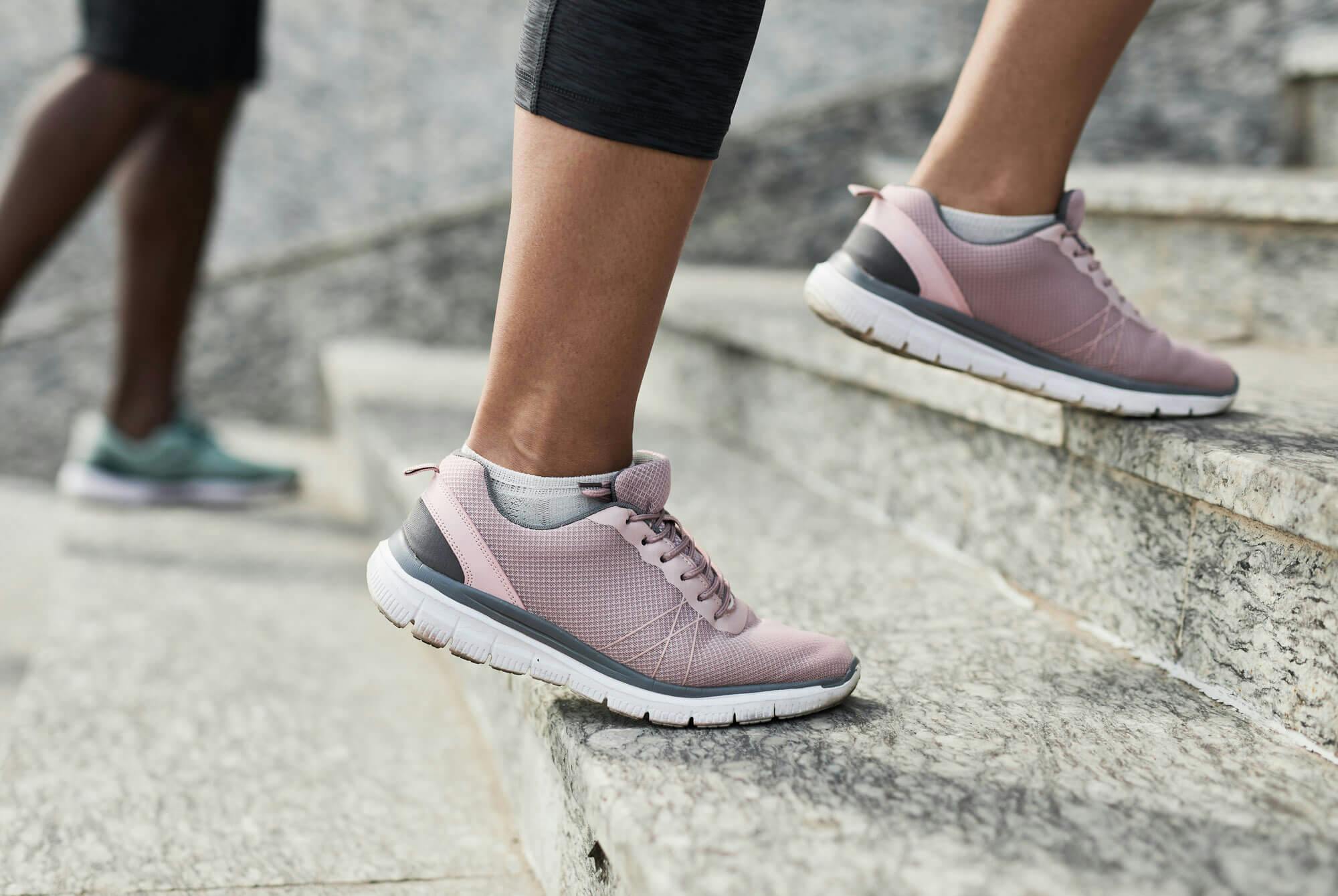 nainen nousee portaita plantaarifaskiitin itsehoitona