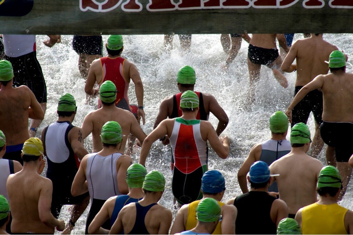 Triathleter till start i simning i triathlon