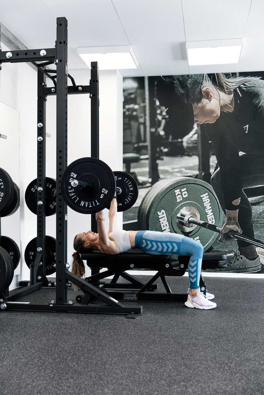 Kvinde laver bænkpres