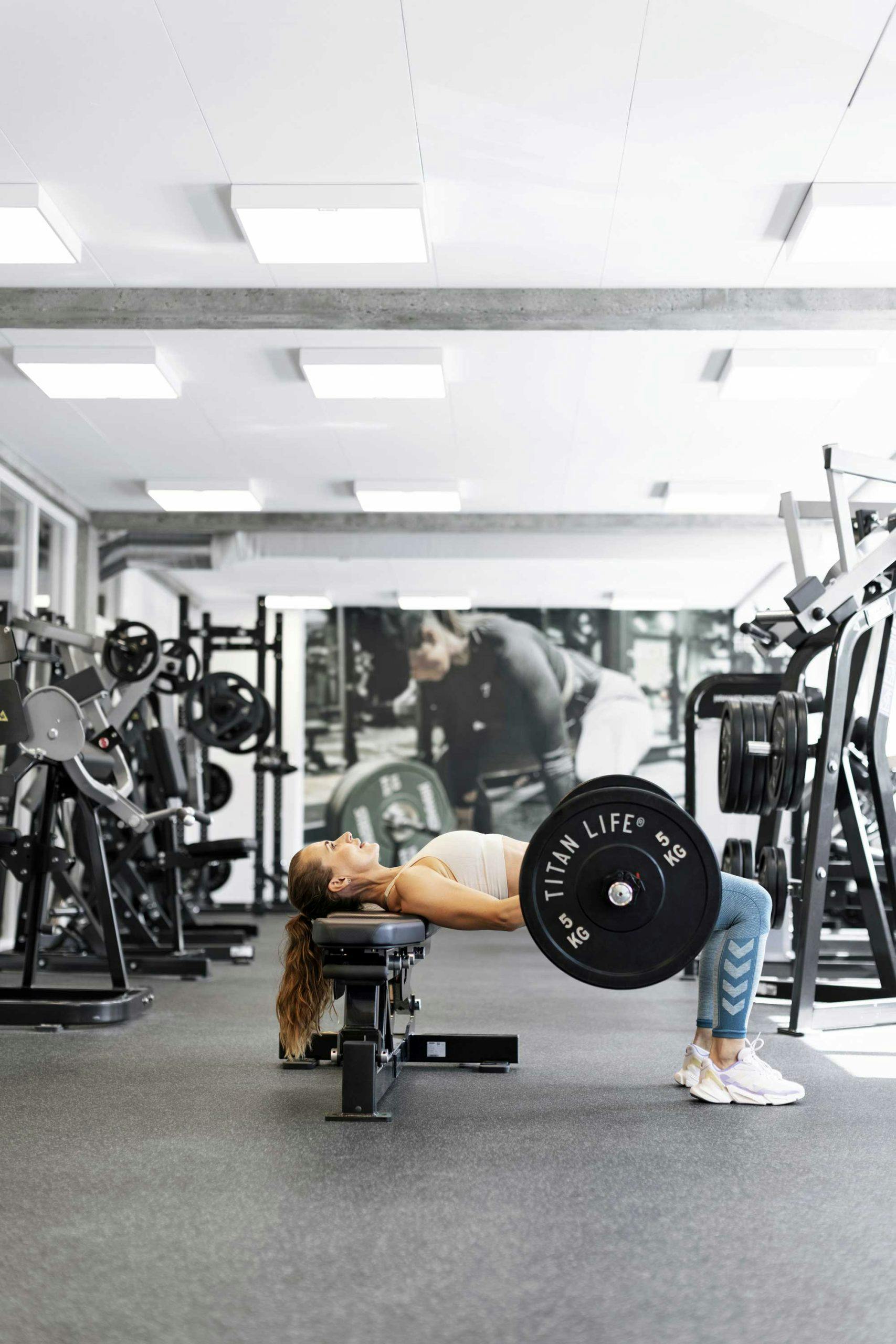 Kvinne tar hip-thrust