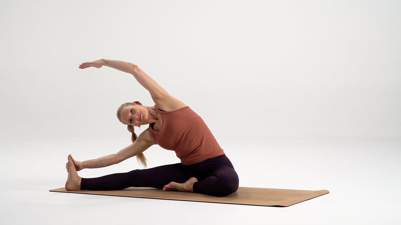 Kvinde laver siddende sidebøjning