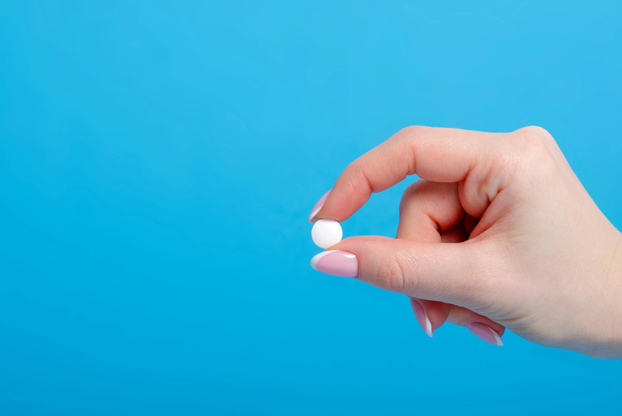Kvinde-hånd med stikpille til vaginal østrogenbehandling