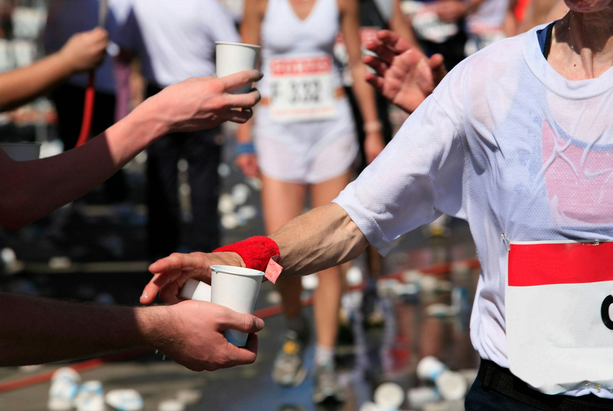 Juoksija ottaa juotavaa matkan aikana juoksutapahtumassa.