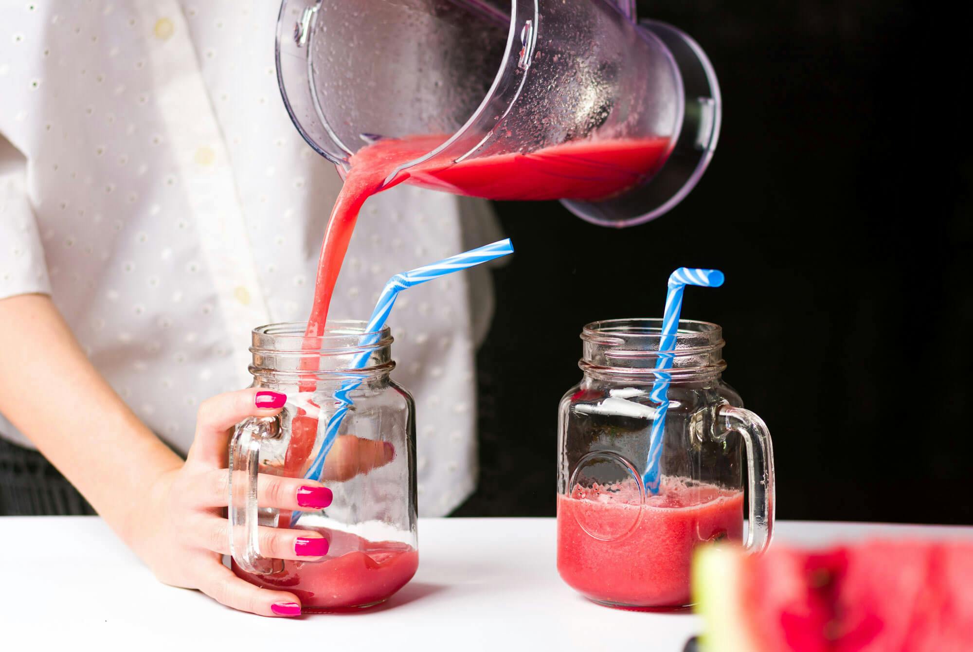 kvinde blender vandmelon til smoothie