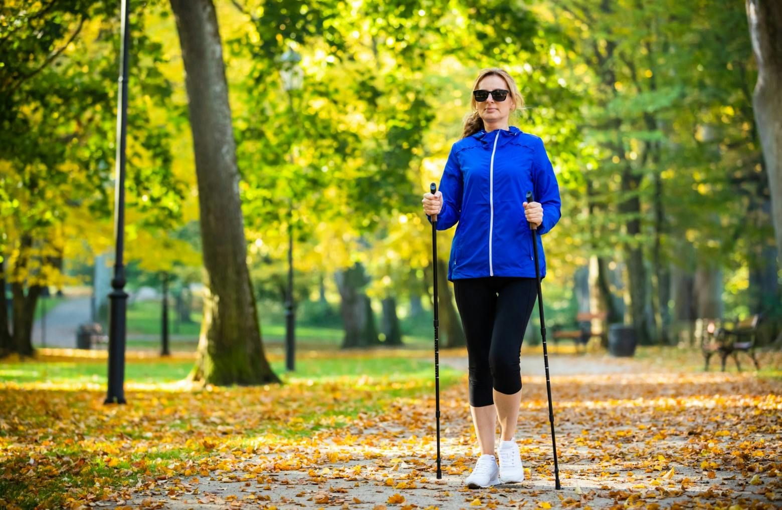 Kvinne som går med gåstaver