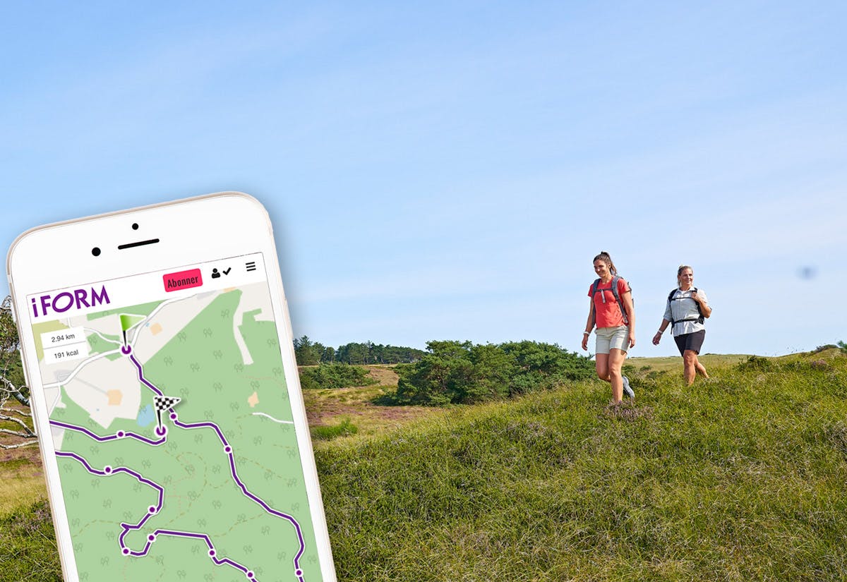 Vandrerute, gåtur – to kvinder på vandretur med ruteplanner