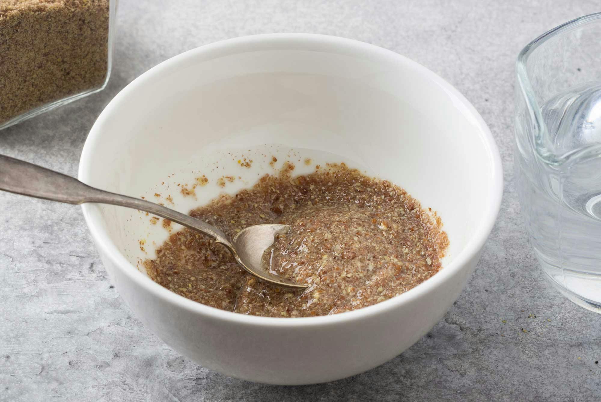 vegansk egg- eller linfrølim i bolle på bordet