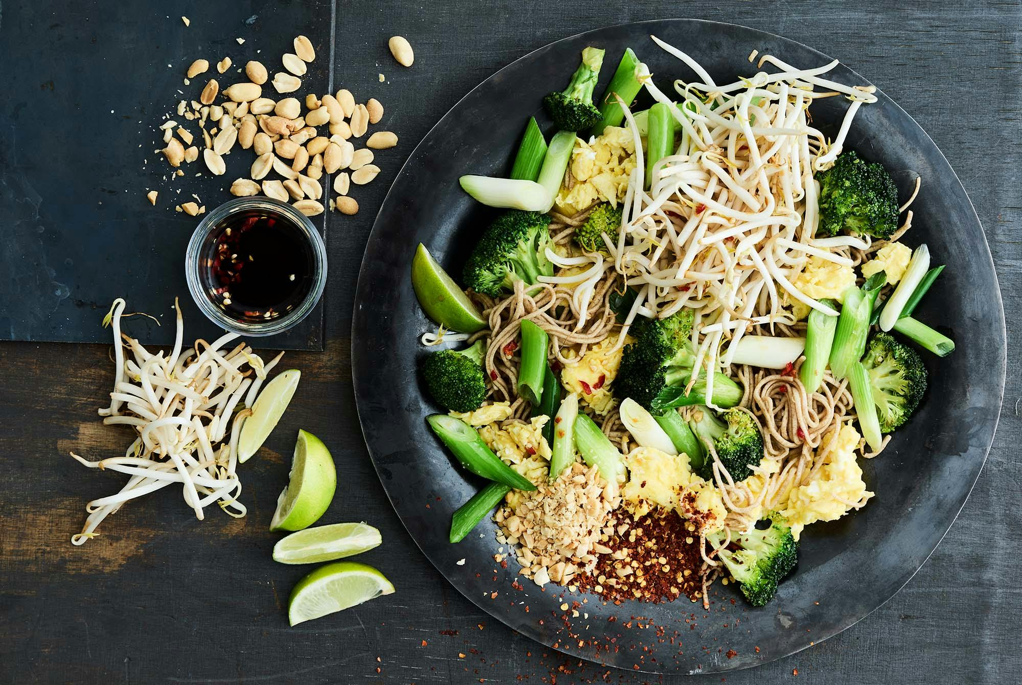 Vegetarisk wok med nudlar och ägg