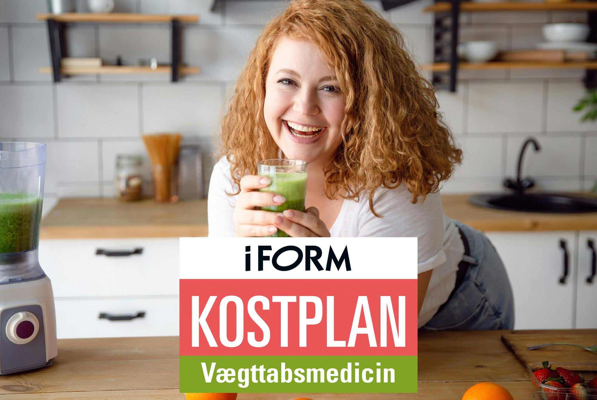 Smilende kvinde i køkken drikker grøn smoothie og følger I FORMs Wegovy-kostplan