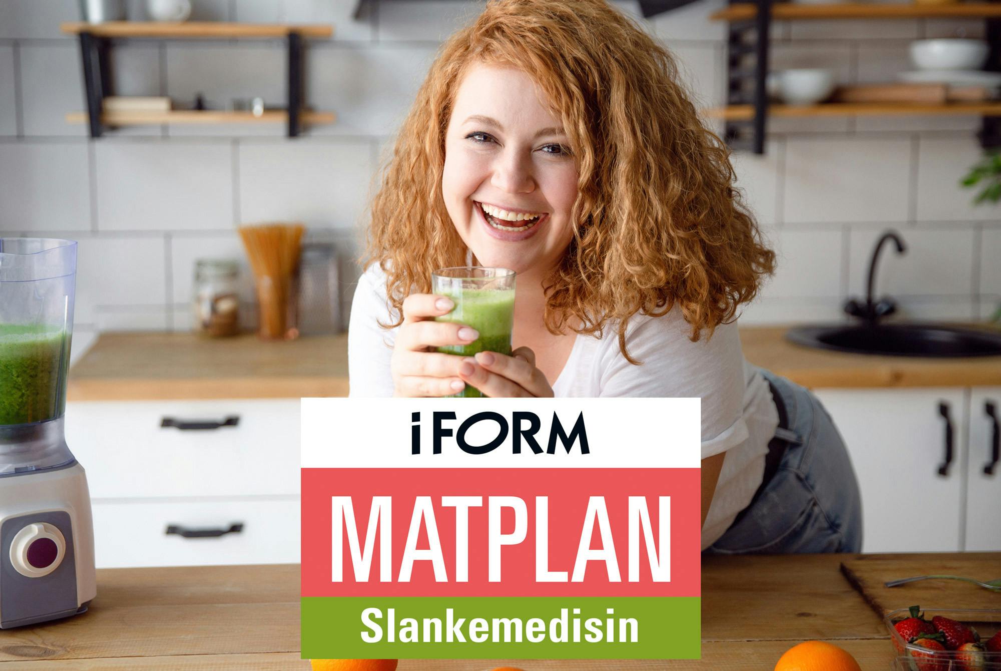 Smilende kvinne på kjøkkenet drikker grønn smoothie og følger I FORMs Wegovy-matplan