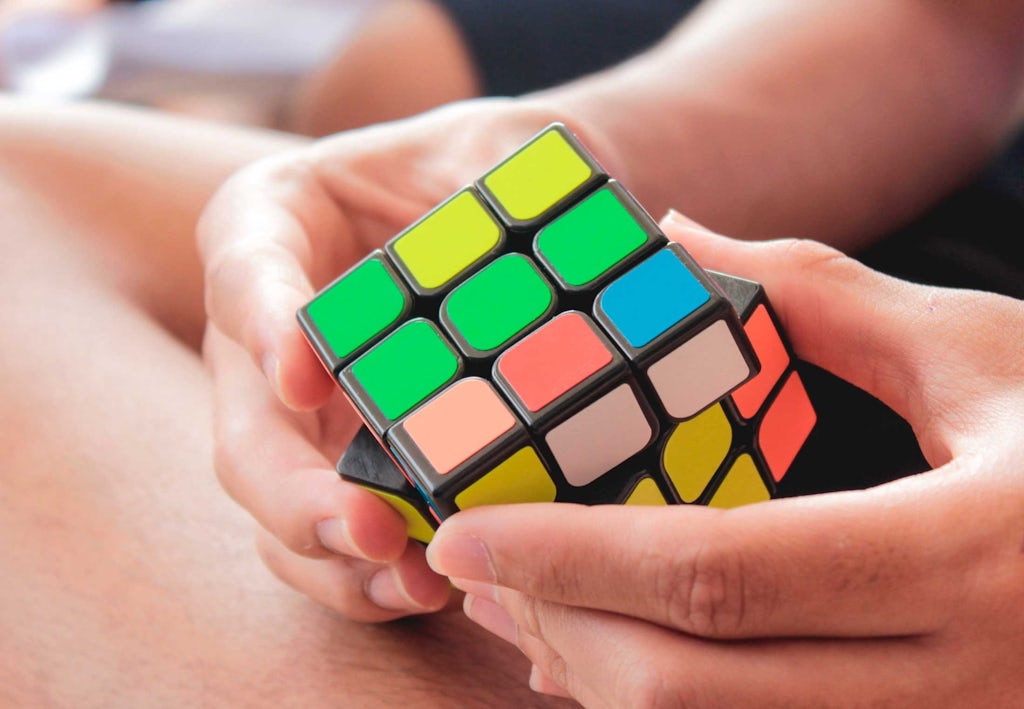 Man löser Rubiks kub Man löser Rubiks kub