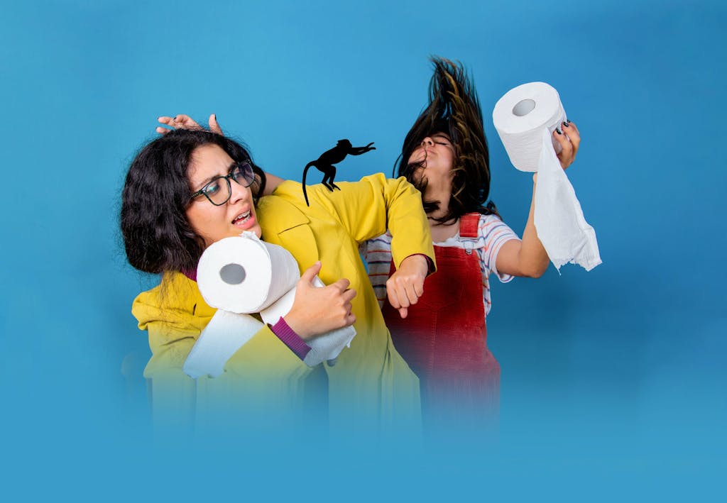 Hamstrende damer slås om toiletpapir Hamstrende damer slås om toiletpapir