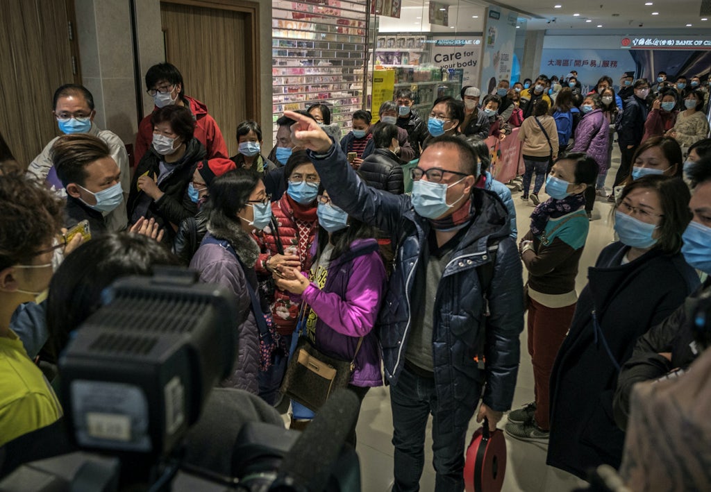 Hongkongilaisia maskit kasvoillaan Hongkongilaisia maskit kasvoillaan