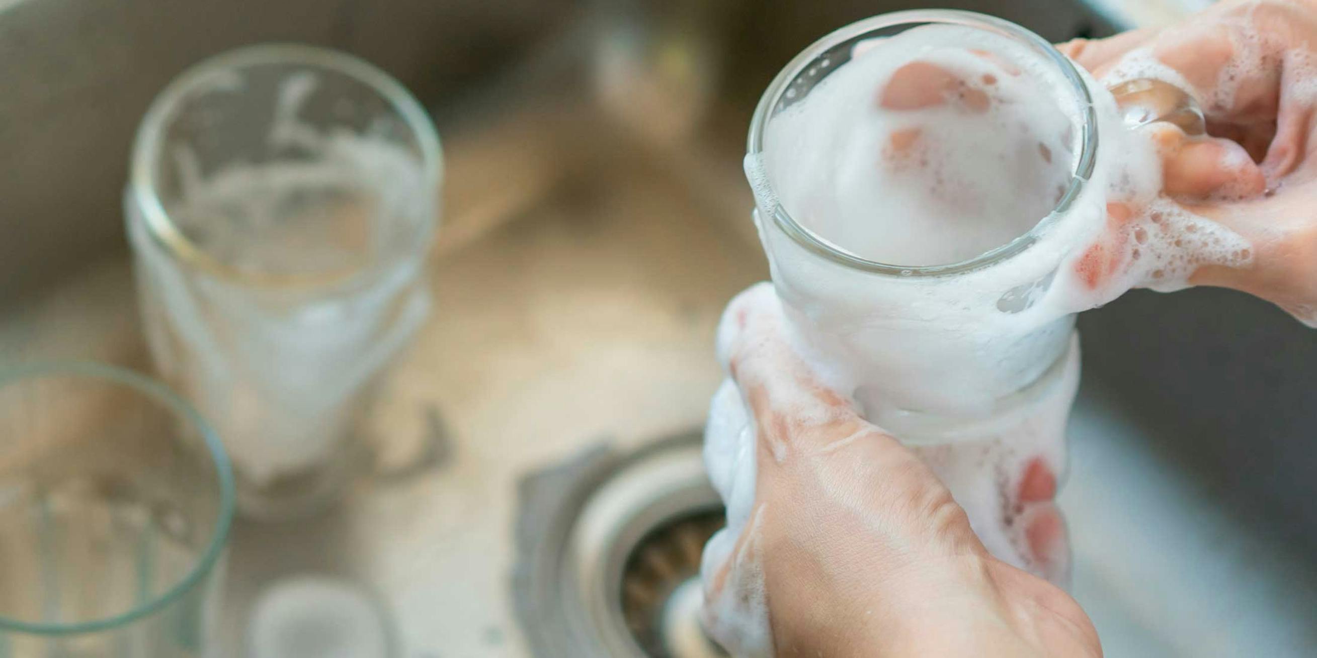 glaspest Glaspest - kvinna diskar glas