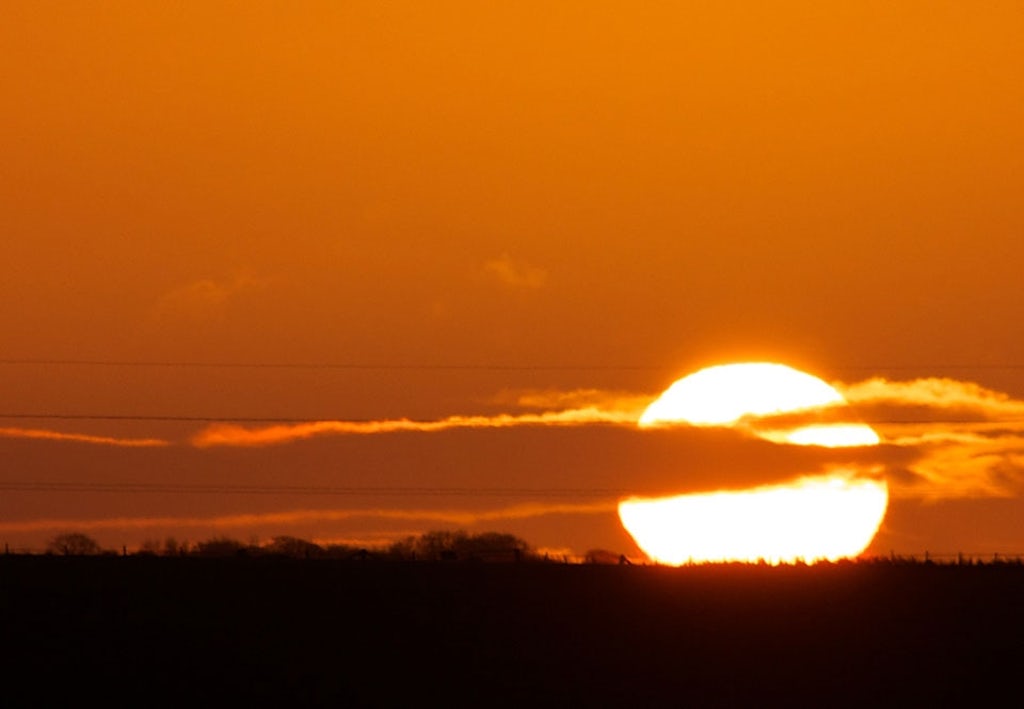 De zon gaat vroeg onder tijdens de winterzonnewende De zon gaat vroeg onder tijdens de winterzonnewende