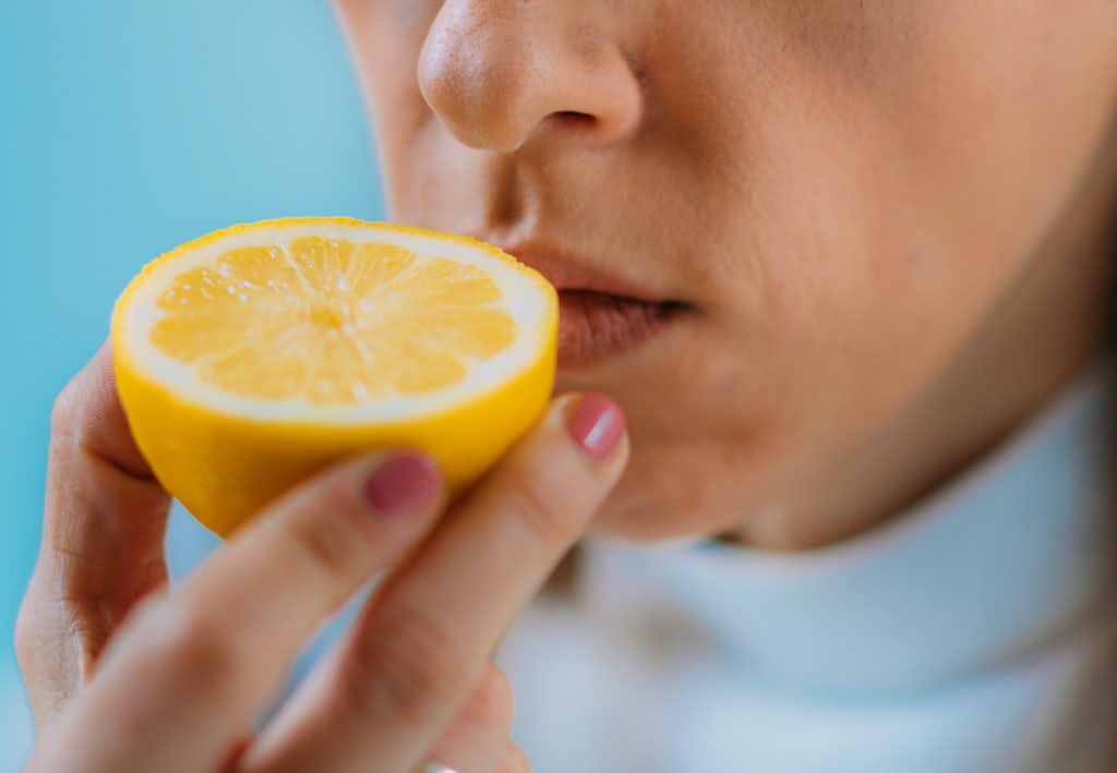 Långvariga följder - Kvinna luktar på citron Långvariga följder - Kvinna luktar på citron