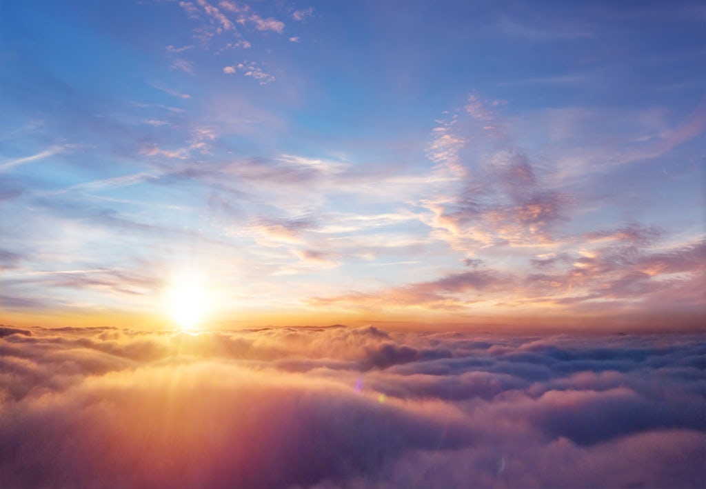 Zonsondergang-boven-de-wolken De zon verdwijnt achter de wolken