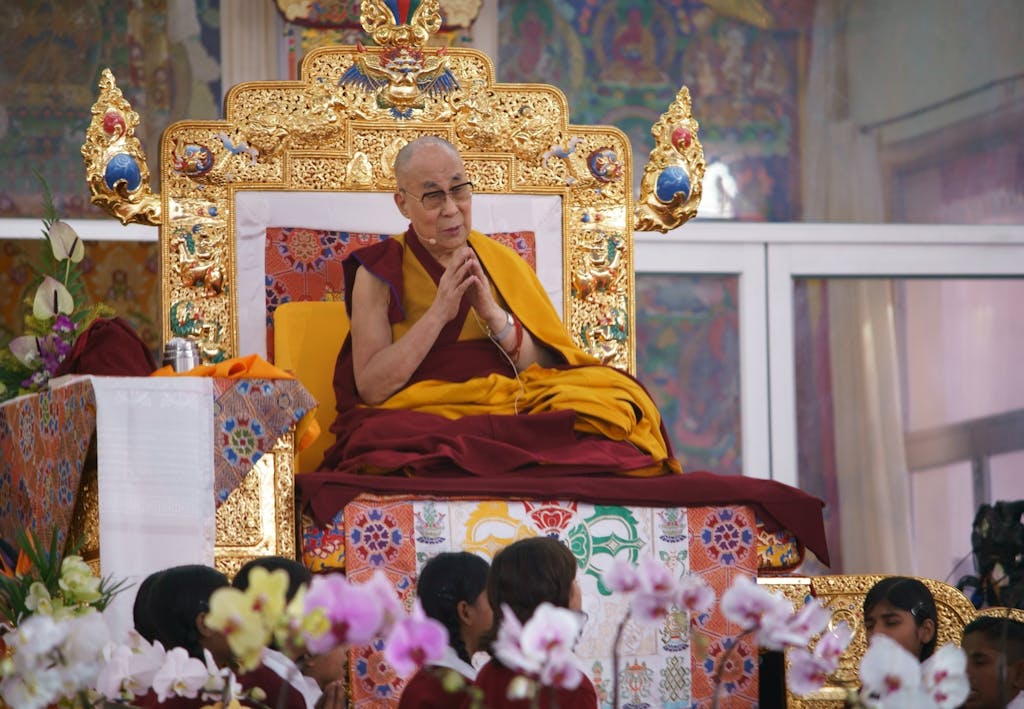 Dalai Lama istuimella