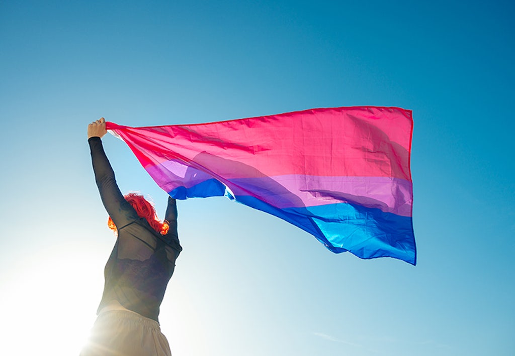 Biseksualitet symbol flagg Seksualiteter – Kvinne holder flagg som symboliserer biseksualitet