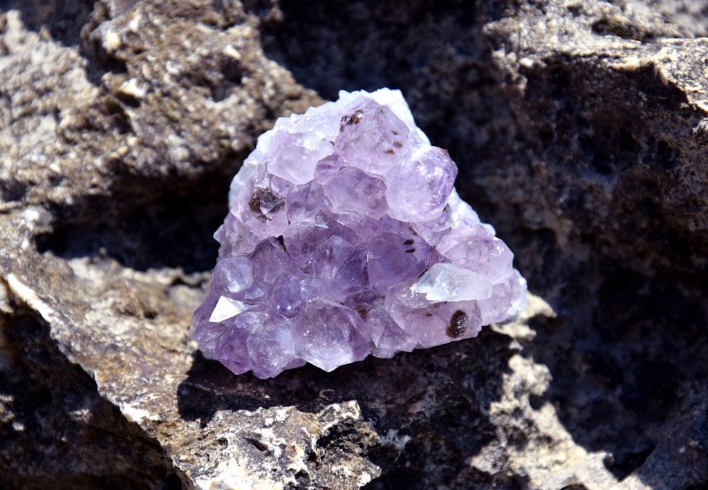 A,Beautiful,Amethyst,Druze,Lies,On,A,Stone.,A,Splice Krystal