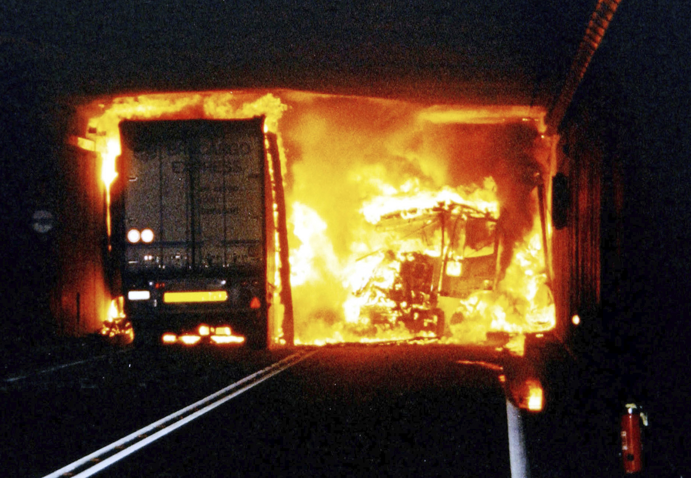 Paniske bilister fanget i flammende inferno: Fuld chauffør udløser ...