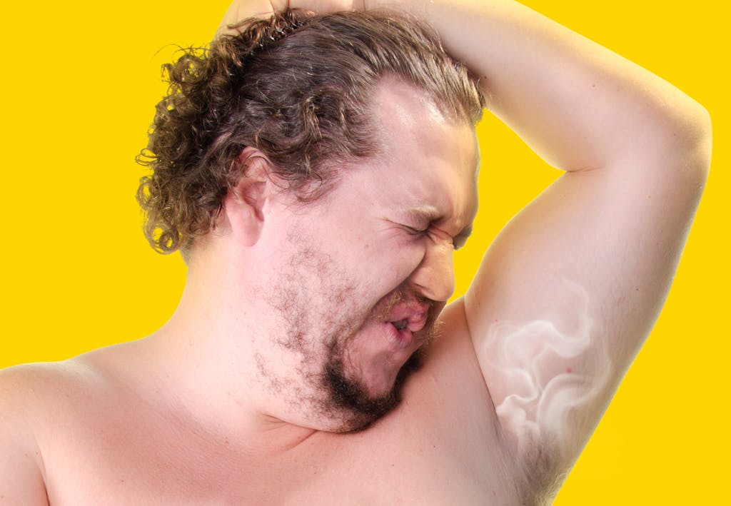 kroppslukt man som svettas i armhåla