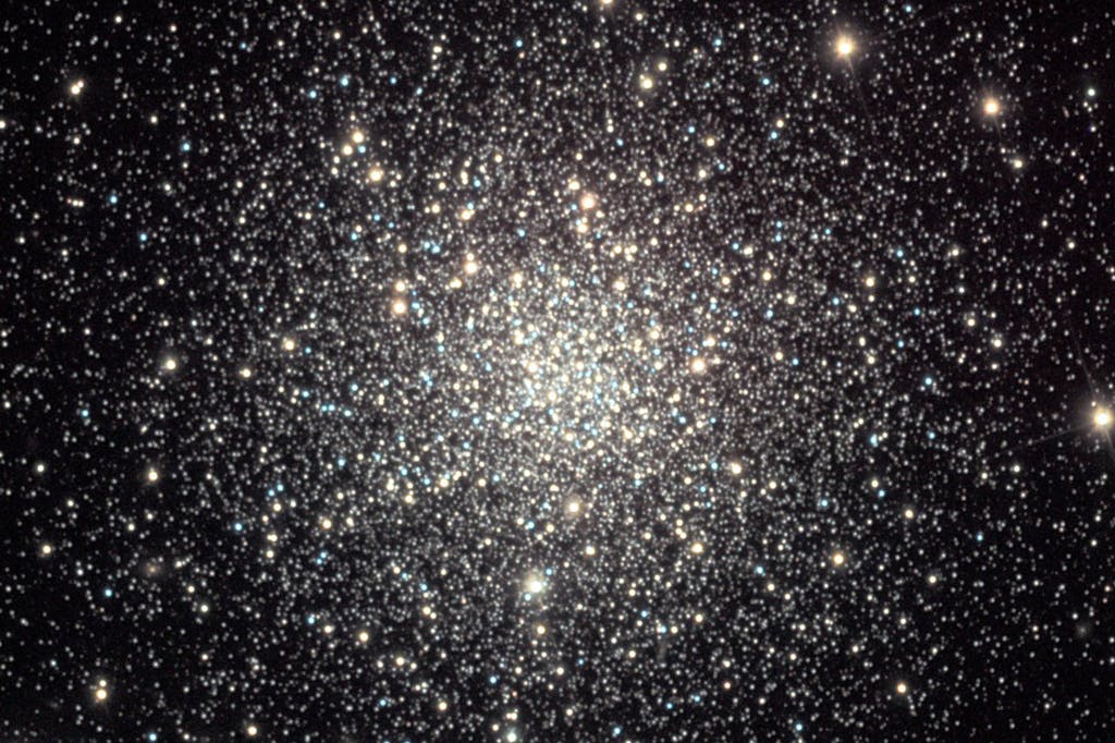 Titta uppåt: Kosmiskt snöklot är proppfullt av stjärnor – Toppbild Messier 12 Stjärnhopen Messier 12