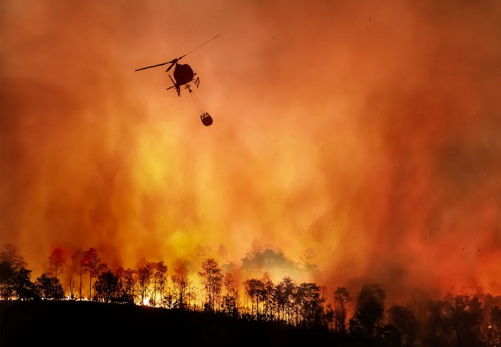 Fire,Fighting,Helicopter,Carry,Water,Bucket,To,Extinguish,The,Forest Förstabild, helikopter flyger över brand