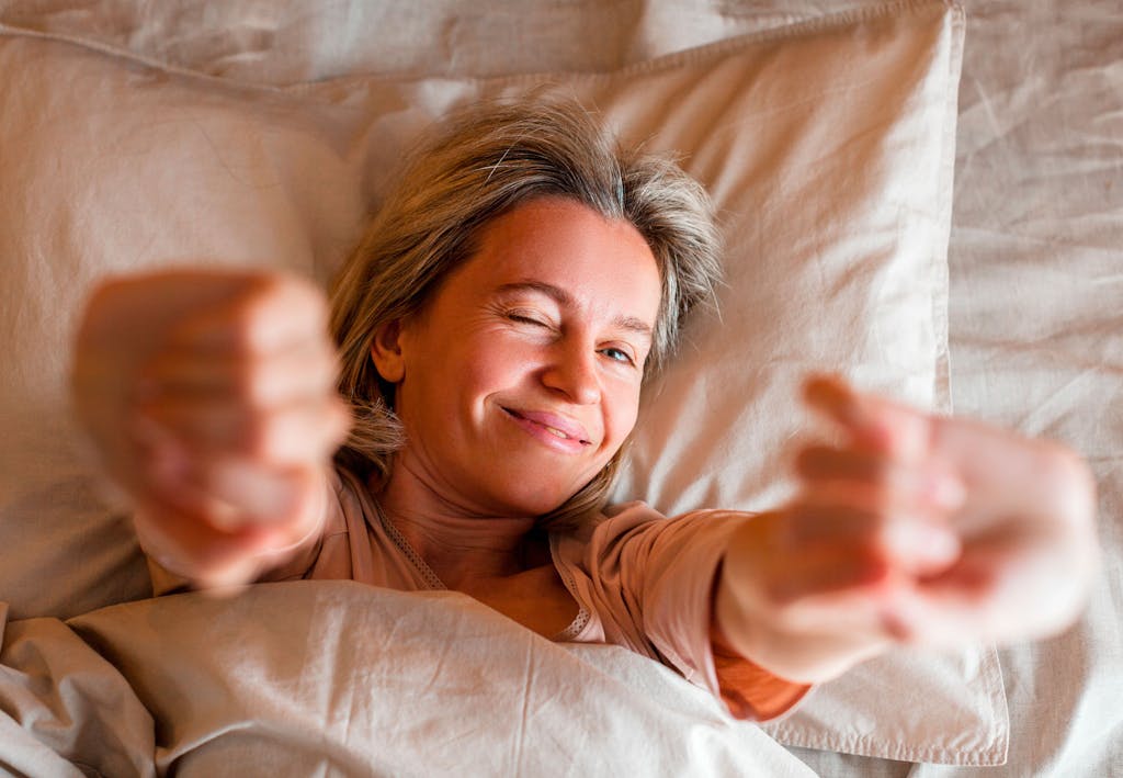 Kvinna vaknar i sängen. Kvinna vaknar i sängen.