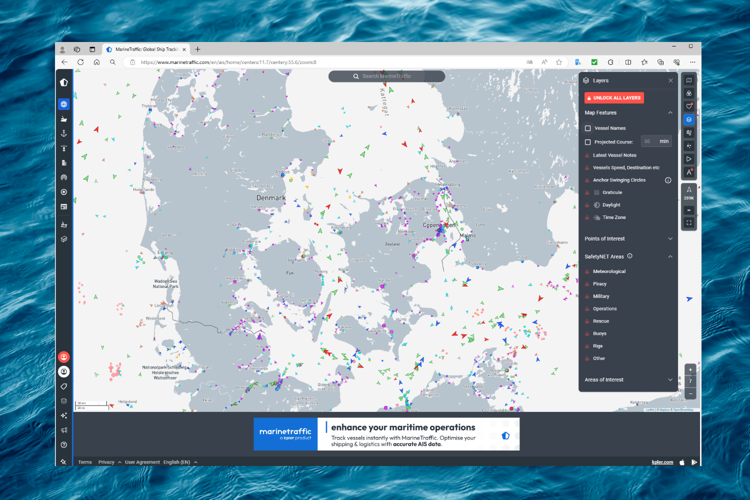 På marinetraffic.com vises de enkelte skibe live med farver, der angiver deres type. Fragtskibe er grønne, tankskibe røde og passagerskibe blå.