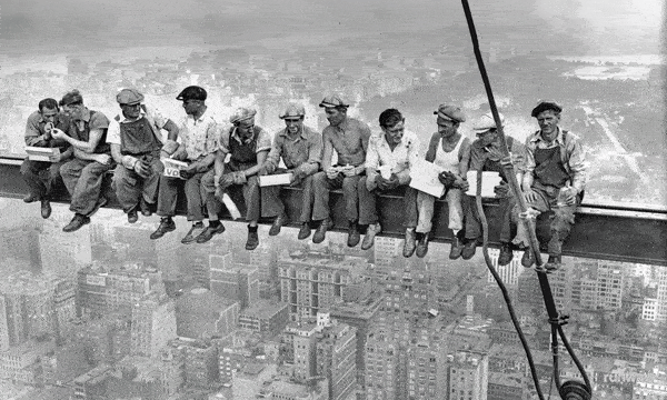 Den ikoniska bilden ”Lunch atop a Skyscraper” har väckts till liv med hjälp av artificiell intelligens. 
