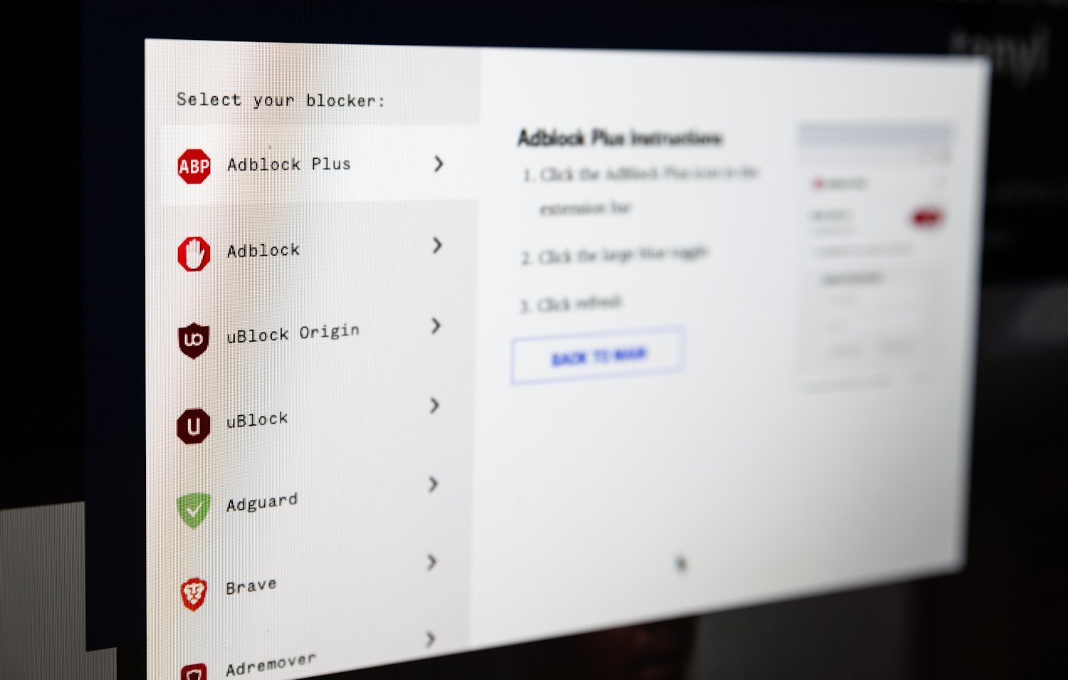 Med en adblocker installerad i din webbläsare slipper du de påträngande och ofta irriterande annonser som finns på de flesta webbplatser. 