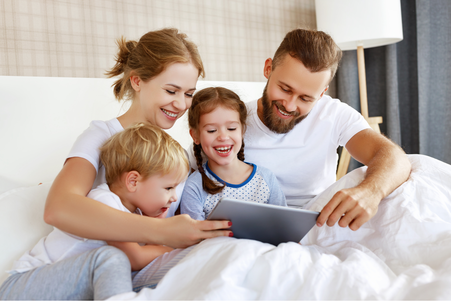 Familien hygger med Netflix på tablet