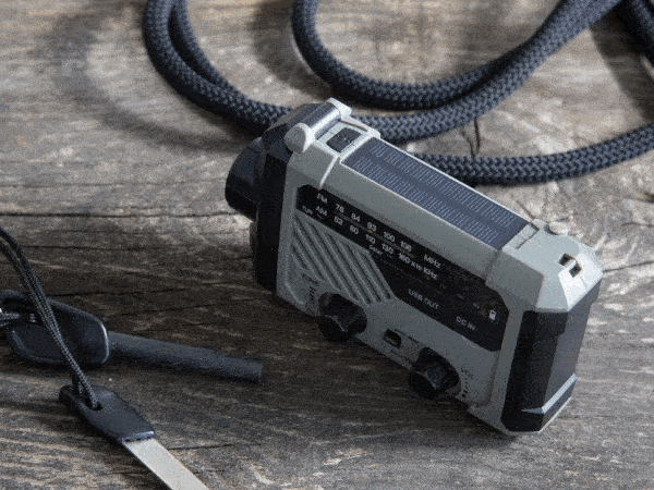 FM-radio latauskahvalla ja aurinkokennoilla