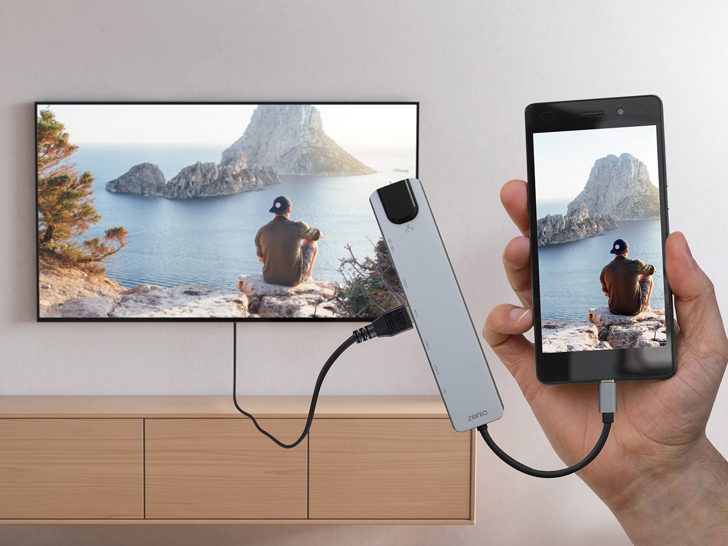 Via HDMI-kabel og USB-hub kan du koble telefon eller tablet til tv'et