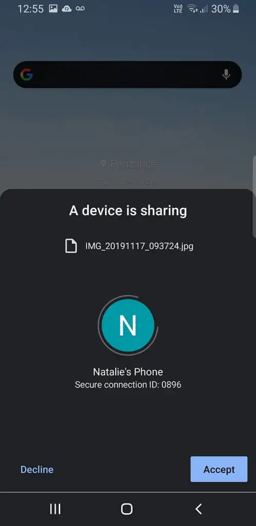 Efter en kort stund dyker ett meddelande upp på mottagarens mobil där denne måste trycka på Acceptera för att ta emot överföringen.