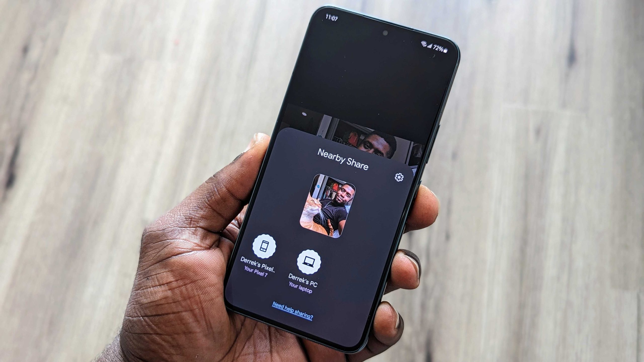 Nå ser du en oversikt over enheter i nærheten som også har aktivert Nærdeling.