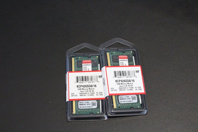 Här har vi beställt och fått en uppsättning kretsar av modellen KCP426SD8 från tillverkaren Kingston. Uppsättningen är av DDR4-typ och består av två block om 16 GB vardera.