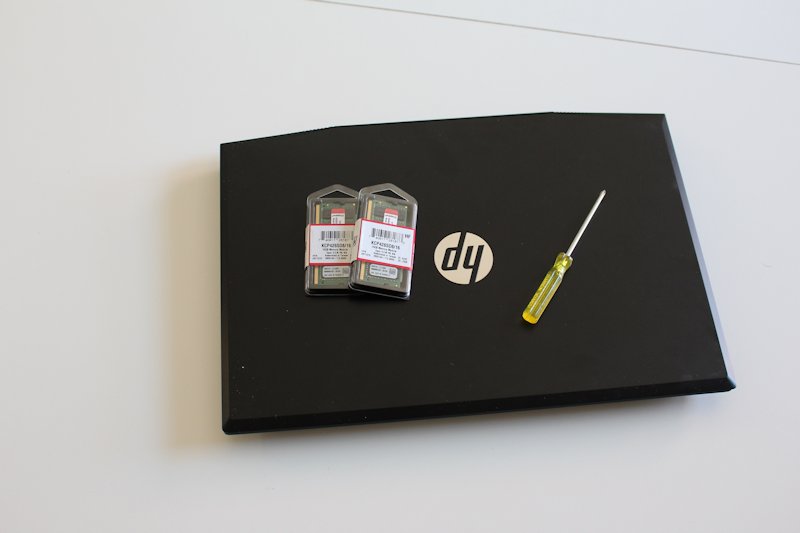 Nu er vi klar til at gå i gang. Find en lille stjerneskruetrækker og åbn pakkerne med de nye ram-moduler.