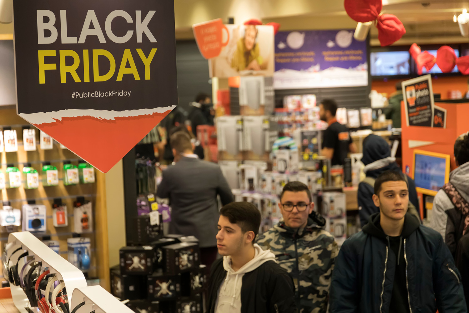 Billede af en masse kunder, der er på vej ind i en butik til Black Friday.
