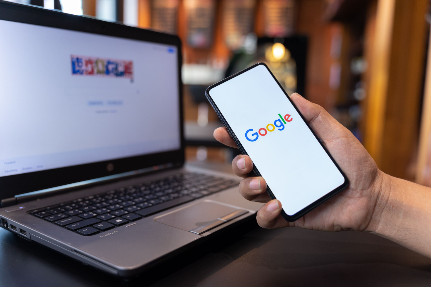 Suurennuslasi hakee Google-tililtä