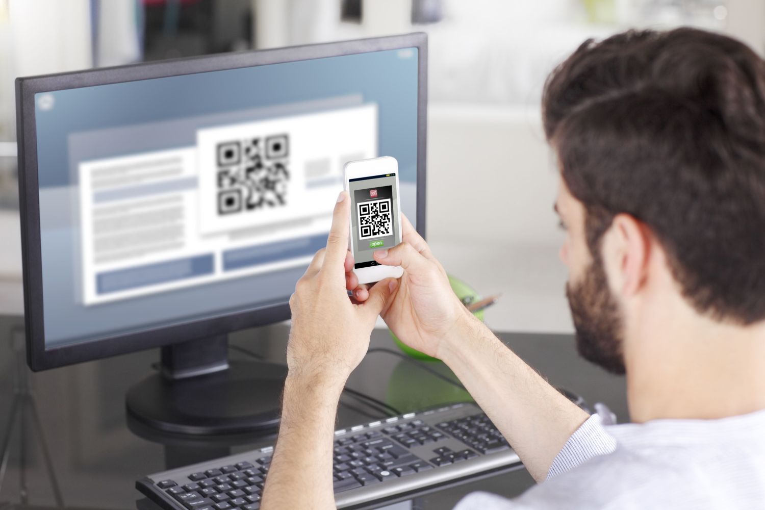 en mand scanner en QR-kode med sin telefon