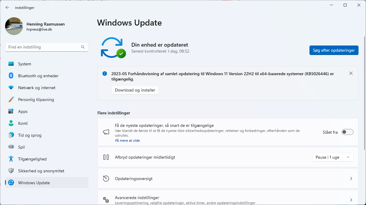 Når den nye, store oppdateringen er klar til pc-en din, finner du den i Windows Update under Innstillinger. Her klikker du bare på Last ned og installer for å laste den ned.