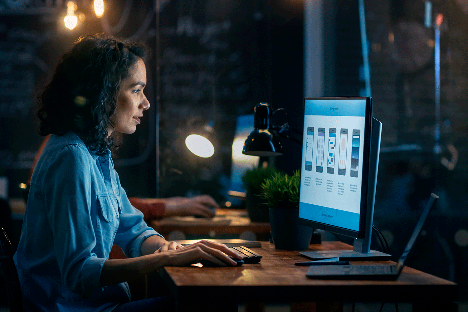 Nainen on yhdistänyt suuren ulkoisen näytön tietokoneisiinsa. 