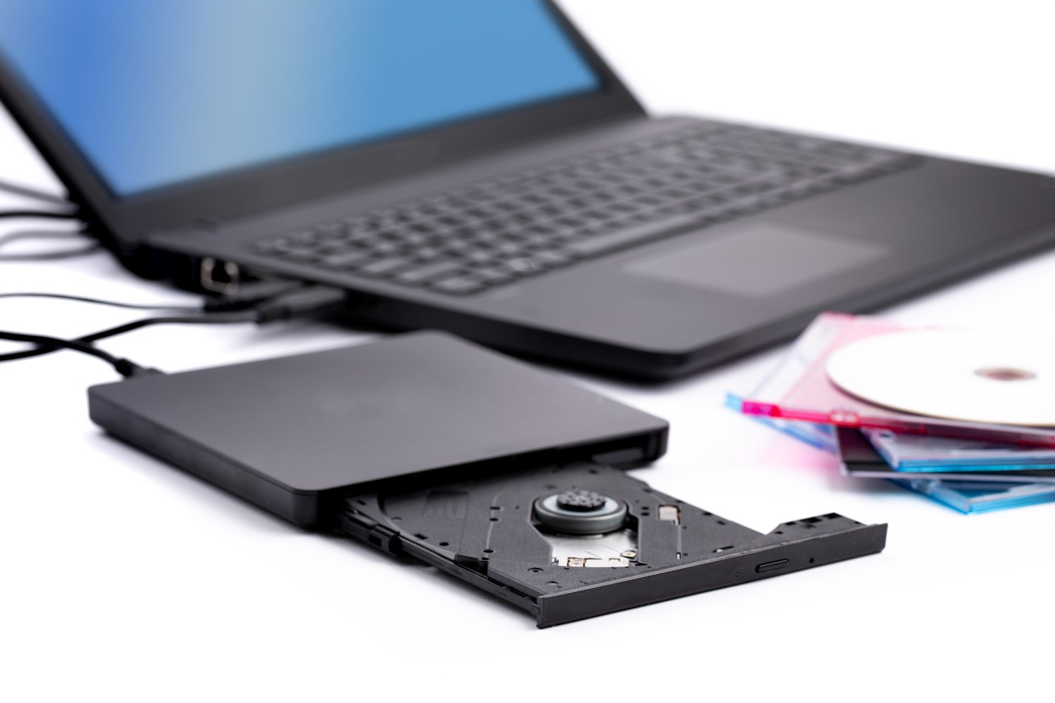 Fördelen med att använda en extern DVD-enhet är att du kan lägga den i skrivbordslådan när du inte behöver den.