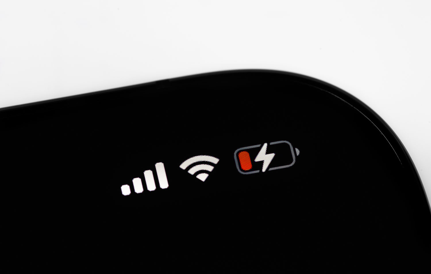 Her kan du lese mer om hvorfor mobilen lader så tregt. 