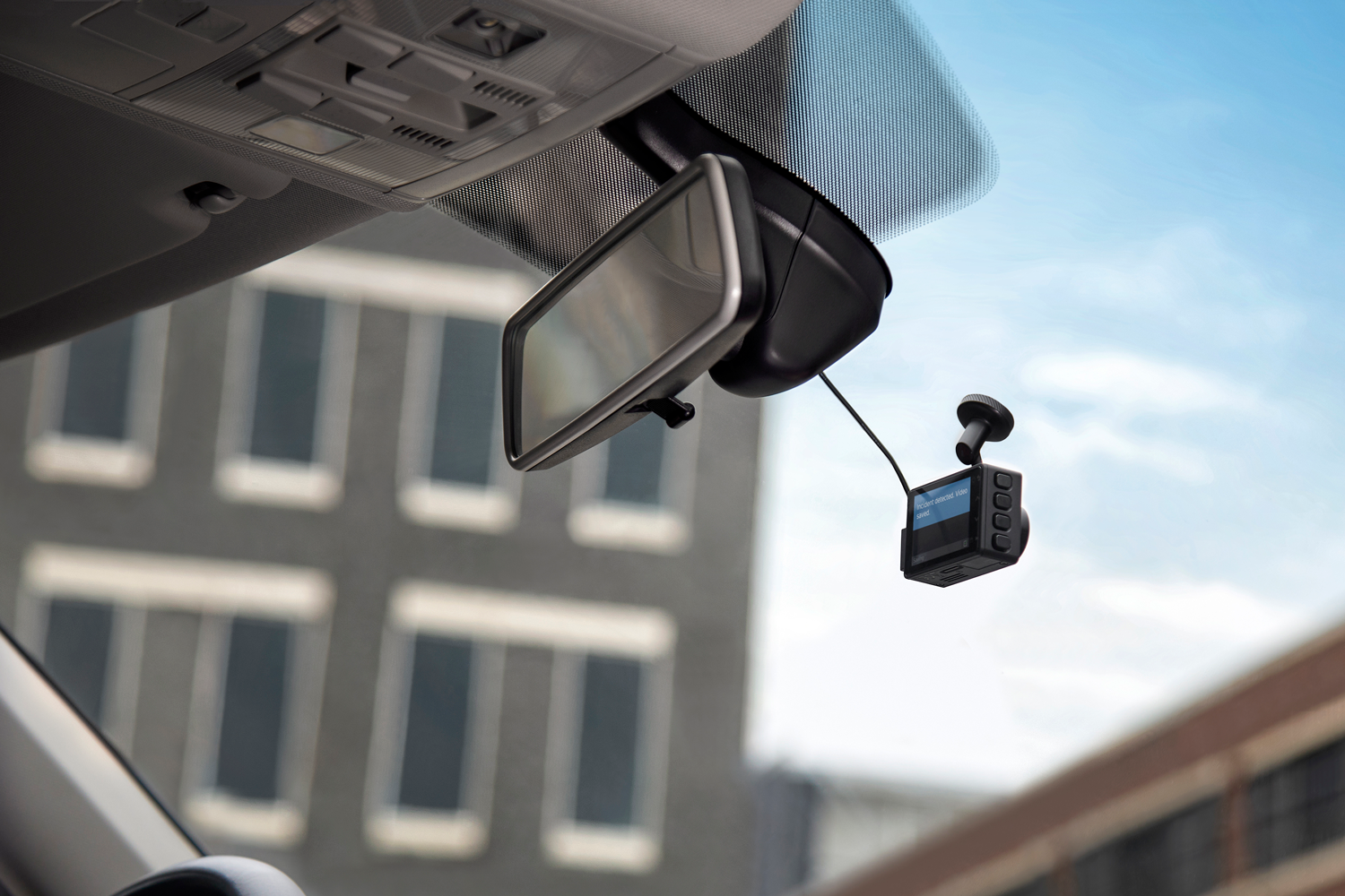 Et dashcam monteret i forruden på en bil.