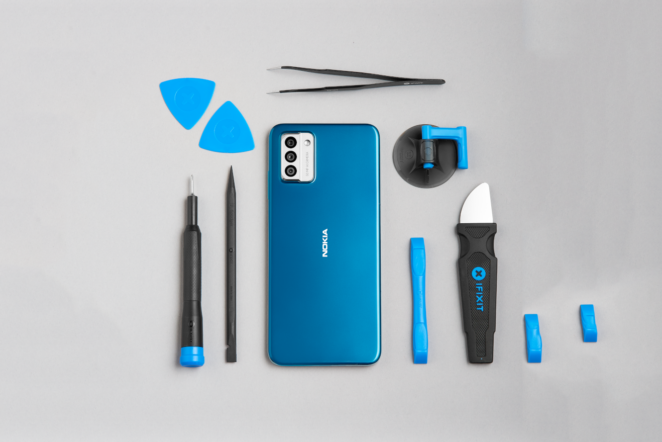 Nokia G22-mobil med reparationssats
