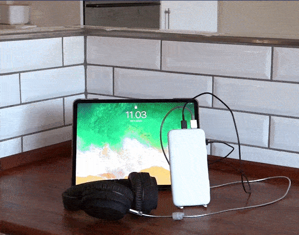 Powerbank med trådløs lading og holder til mobil eller nettbrett.