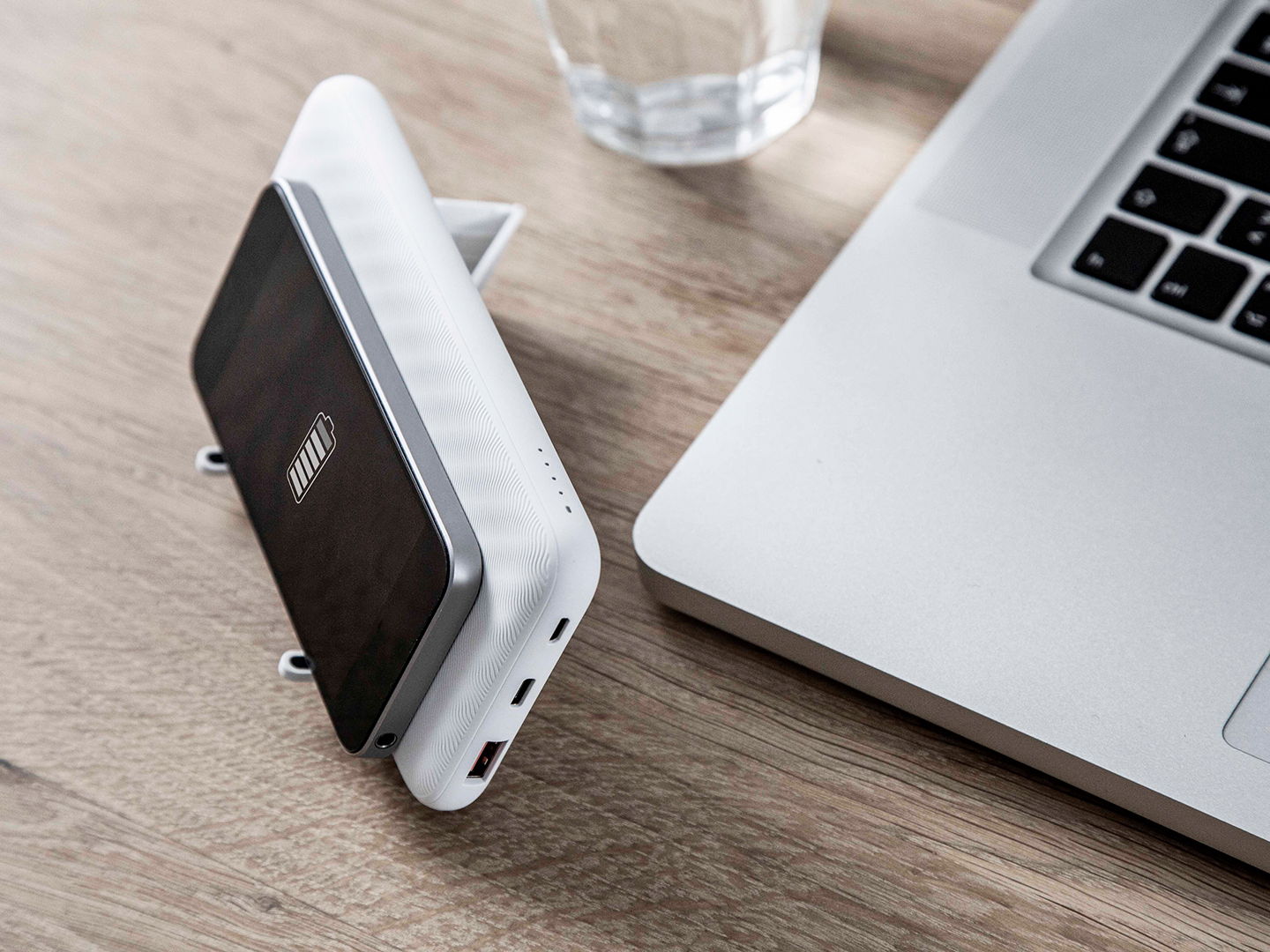 Powerbank med trådløs oplader og holder til mobilen